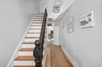 The Lyellton House: 6 Bd 4Ba - Steps to Shops & Shore - Pet Friendly