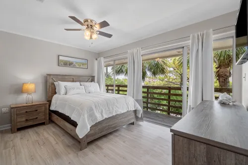 2 bedroom, walk to the Beach! Sleeps 6, outdoor games and yard space! - Bungalows
