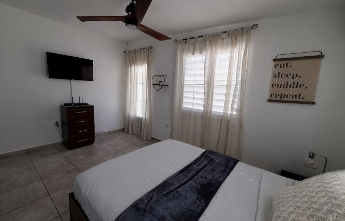 Aguadilla Sunset Apt with electricity water AC WIFI 8 minute walk from Crashboat