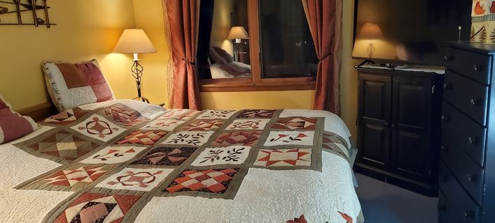 Cozy Ski Condo next to MT Snow with Mountain Views Hotele w: Dover