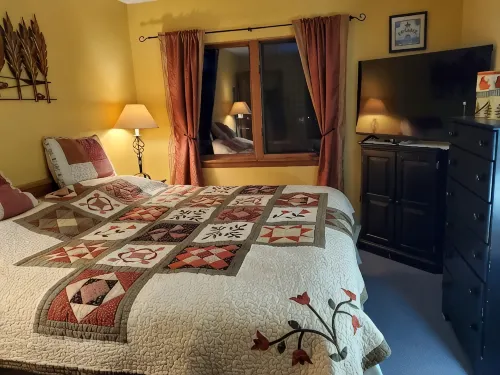 Cozy Ski Condo next to MT Snow with Mountain Views