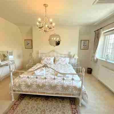 Iconic Luxury Detached Period House on the River Bank with parking. Rooms