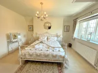 Iconic  Luxury Detached Period House on the River Bank with parking. - 5-Star
