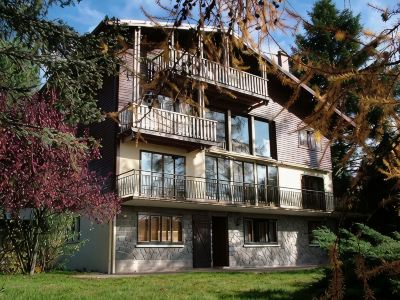 Air-Conditioned Apartment with Stunning Views of the Lake and Mountains.