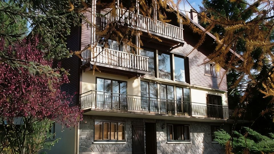 Air-Conditioned Apartment with Stunning Views of the Lake and Mountains.