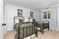 Enjoy Breweries, Wineries, Hikes & Music · Short Walk to the Resort and Dining! - balcony
