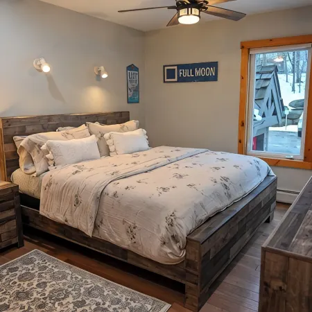 2 Story Condo @ Jay Peak w/ Hot Tub, Short Walk to Amphitheatre