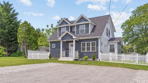 Ideally located, game room, finished basement, fenced yard, lawn games, coffee - 廚房