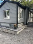 "The Hideaway 1" Charming 2-bedroom house with WiFi, AC in fabulous Farmington - Homestays