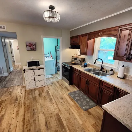 Cheerful Home w/Fireplace