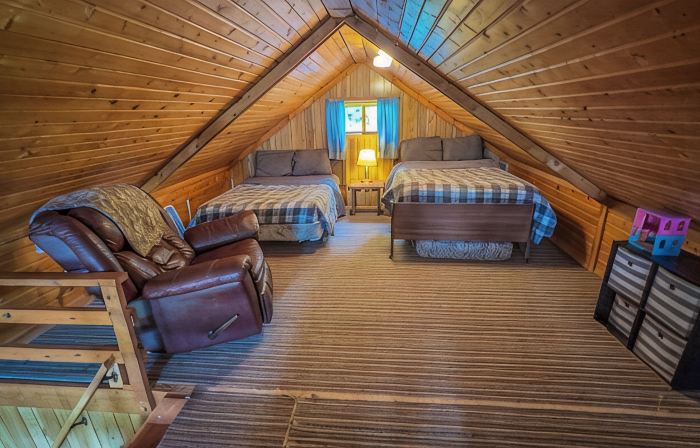 Cabin with private dock and large yard space!