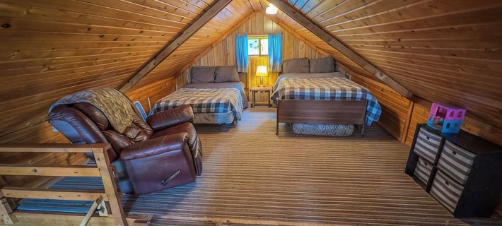 Cabin with private dock and large yard space! Hotels in Ashland County
