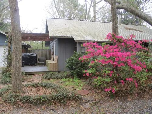 Beautiful Secluded Cottage In Old Ocean Springs Ms - Country Houses