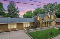 Tower House Inn: Charming 3BD/2.5BA BNB w/Private Parking & Walk to Downtown - 4 tähden