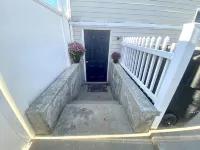 Spacious 5 BR/3 Bath Home with a PRIVATE HOT TUB!! 2x full Kitchens & Laundry - Homestays