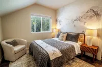 Rainier Base Camp: Modern Cabin with Hot Tub & Fire Pit - Chalets