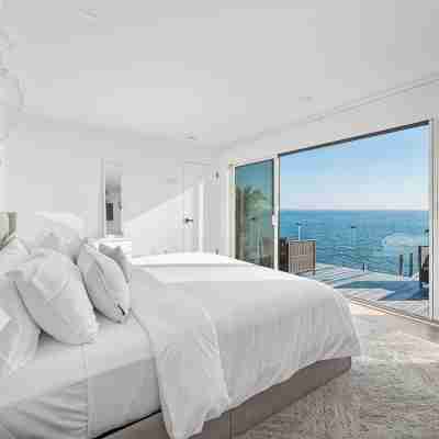 Black Swan: Beachfront Home w/ Year-Round Jacuzzi Rooms
