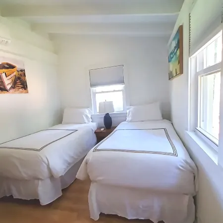 2 Bedroom Hamptons Waterfront Cottage Rental