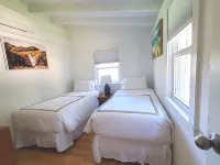 2 Bedroom Hamptons Waterfront Cottage Rental - Pool