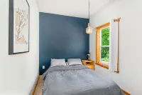 Modern Cabin on a River Bluff - Alppimaja