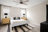 3 BR home w/Pool & Game room Hotels in Estrella