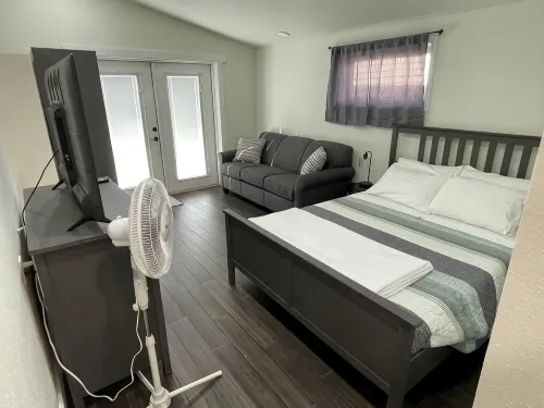 Elegant Lake Home with Hot Tub - Wifi
