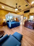 Fox Den Cabin Sleeps up to 18 ADA Compliant main floor w/ Hot Tub - Hytter