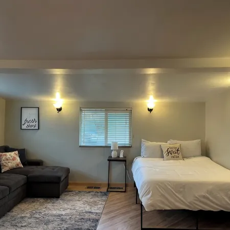Quaint Downtown Studio 4 blocks off Main