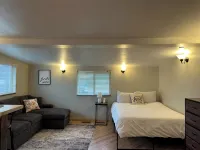 Quaint Downtown Studio 4 blocks off Main - بوتيك