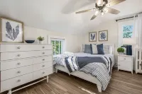 Lighthouse Cottage: 1 block from the beach, 2 blocks to downtown! - 4-Star
