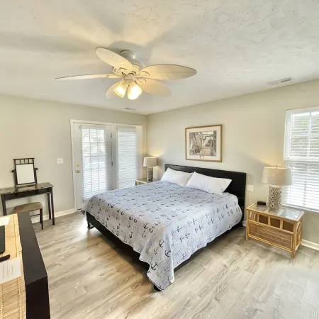 Wine & Roses:6 bed, 6 bath, sleep 16, HEATED pool, hot tub, steamroom, golfcart.