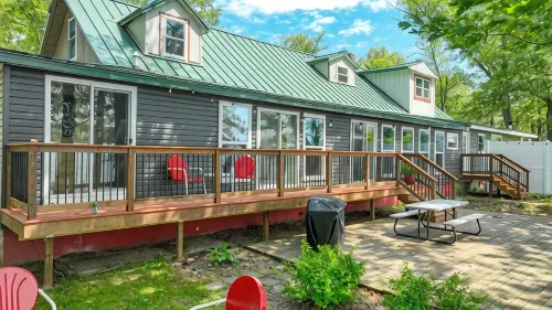 Hygge Lodge is a gorgeous lakefront gathering place for year round family fun. - Hytter