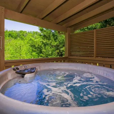 Get Hip ~ Close 2 Attractions - Hot Tub - Firepit - King Suite - Flat Drive