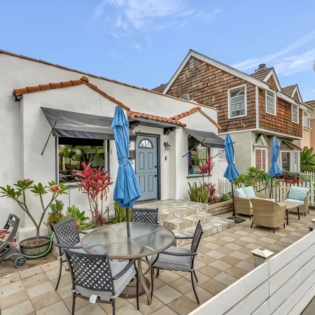 Steps to 2nd Street Dining and Shopping, Entire House In Belmont Shore