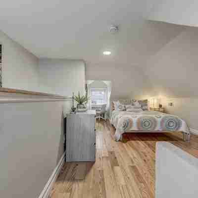 Spacious Downtown 2BR w/ Parking Rooms