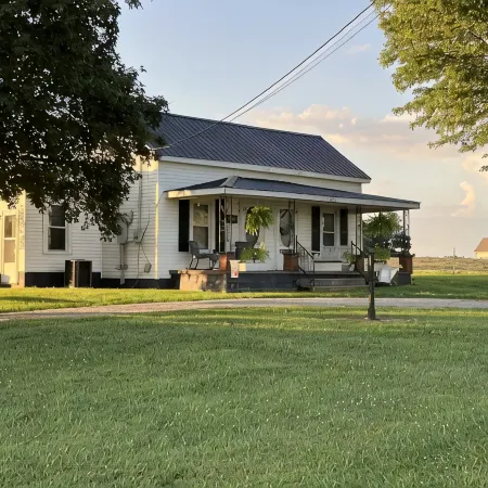 Cozy 3-bedroom cottage encased by expansive country pastures!