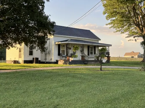 Cozy 3-bedroom cottage encased by expansive country pastures! - 3-Star