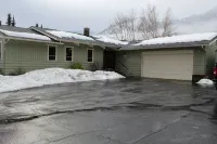 Ski Hill home w/ stunning views & hot tub! - de charme