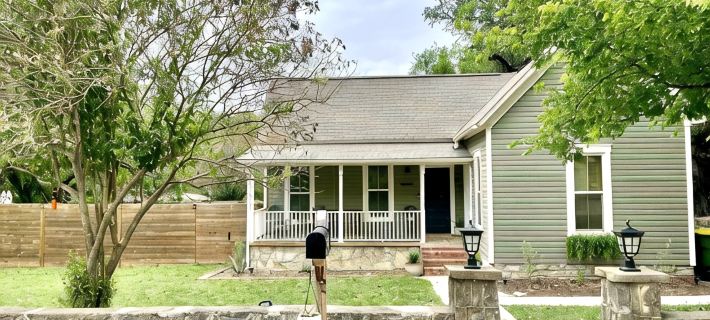 Remodeled historic cottage, 2-min walk to downtown. Hotels in Hamilton County