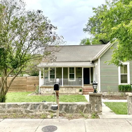 Remodeled historic cottage, 2-min walk to downtown.