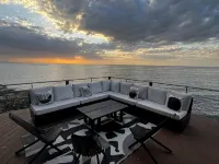 The Lake House - private house on Lake Erie - 10 min from downtown - Homestays