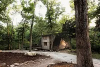 Innsbrook Falls Hideaway - Roomy lakefront Chalet w/ spacious deck & firepit - Chalets