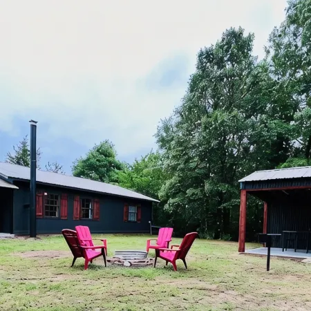 Cozy cabin w/ private pond & firepit. 3 miles to lake & 12 to Crater of Diamonds