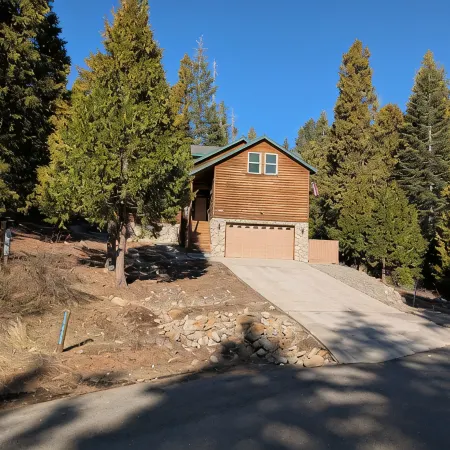 Spacious cabin with game room free WIFI & parking