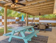 Washington House: Steps to Dwtn; Backyard oasis with fire pit/pool table/games - Boutique