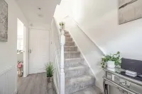 Stylish 3-Bed House in Langley|Drive - By Tempstay - 2-Star