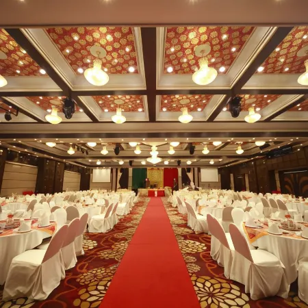 Ruean Phae Royal Park Hotel Отели рядом с достопримечательностью «Big C  Питсанулок»