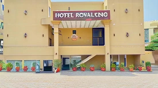 로얄 원 멀탄 호텔