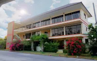 Bann Chompu Resort Hotels near Wat Maniwong