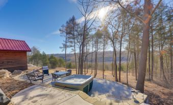 Antler's Point' Cabin w/ Patio & Grill in Branson